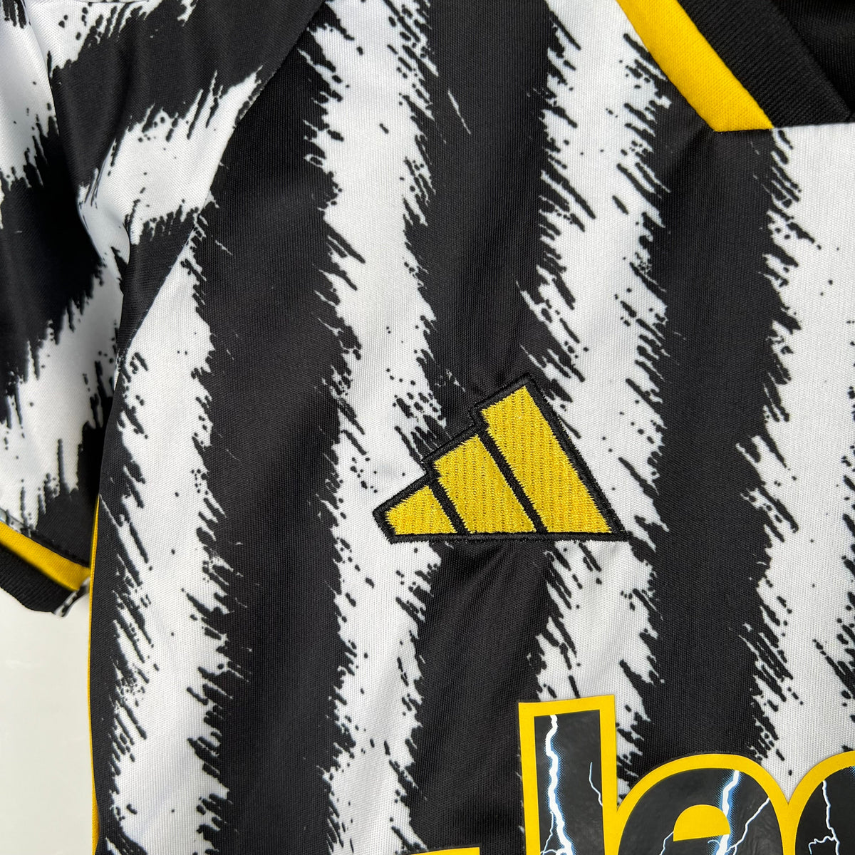 JUVENTUS I 23/24 KIT PARA NIÑOS