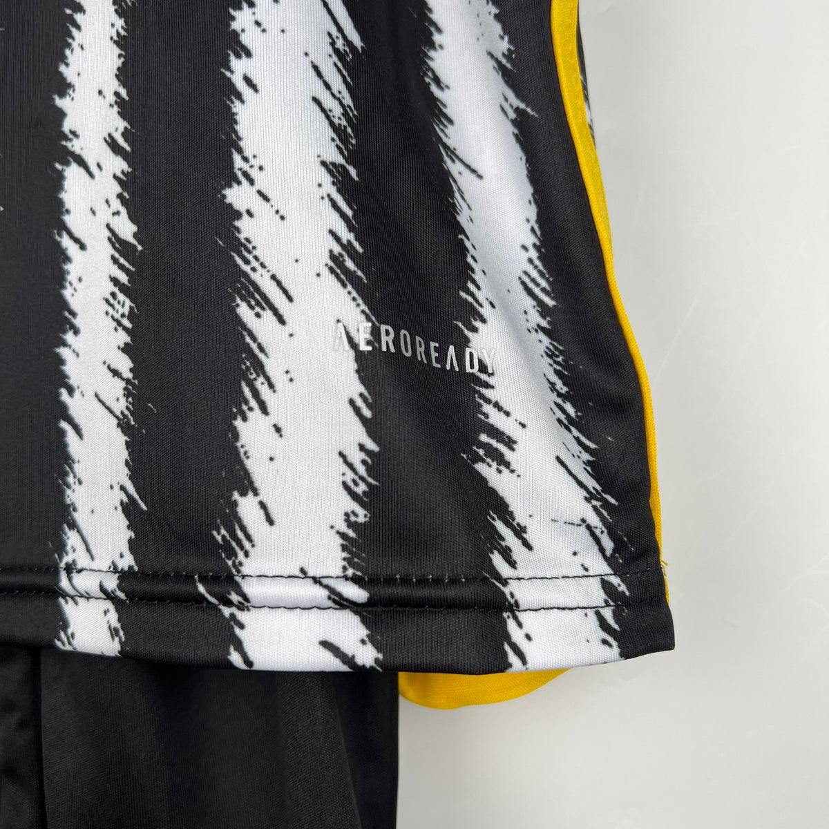 JUVENTUS I 23/24 KIT PARA NIÑOS