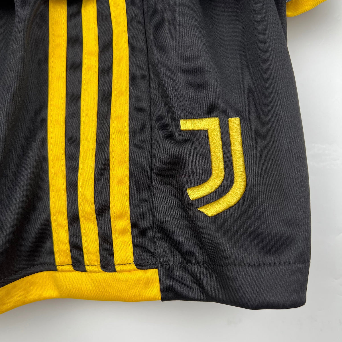 JUVENTUS I 23/24 KIT PARA NIÑOS