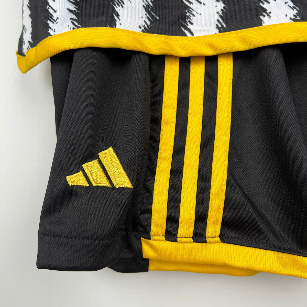 JUVENTUS I 23/24 KIT PARA NIÑOS